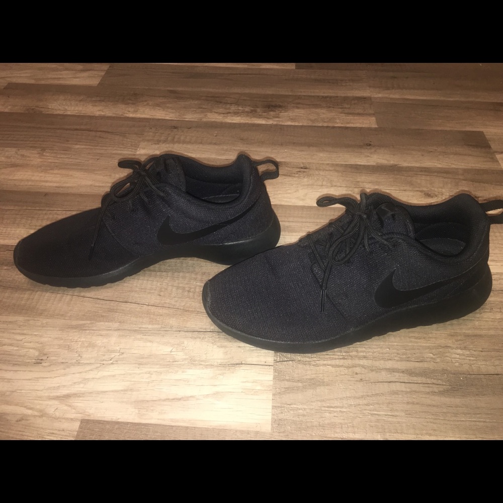 All black nike roshe